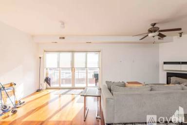Main picture of 2158 W Grand Ave