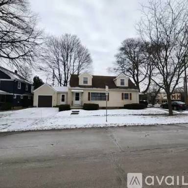 Main picture of 2420 Monroe Ave