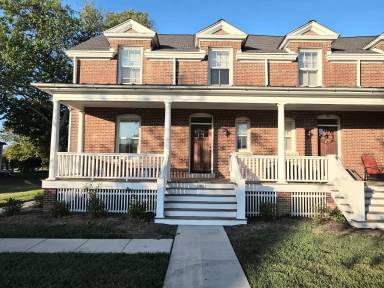 Main picture of 1306 Officers Row