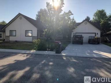 Main picture of 2030 N Oak Hills Dr