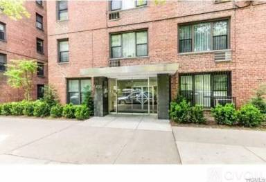 Main picture of 6495 Broadway