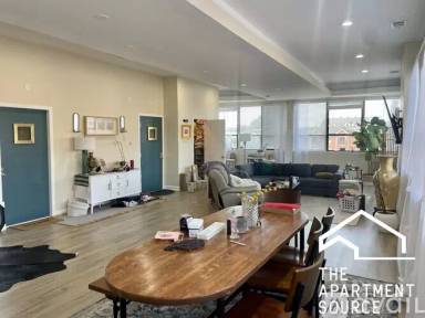 Main picture of 1501 W Fullerton Ave