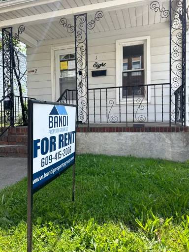 Main picture of 8 Leland Ave