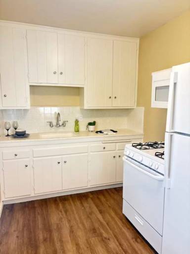 Main picture of 5752 Riley St
