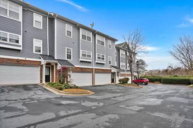 Main picture of 304 Carlyle Park Dr NE