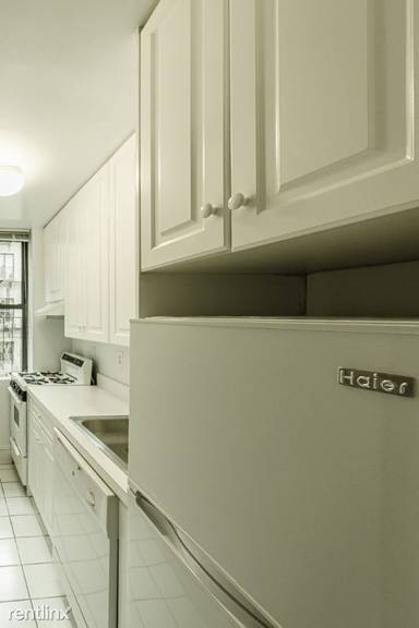 Main picture of 426 E 81st St
