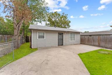 Main picture of 315 Pool Dr