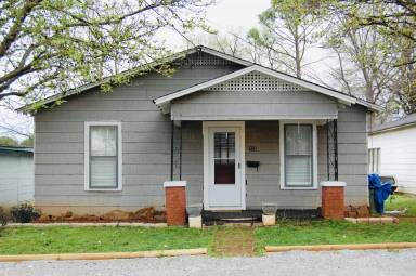 Main picture of 705 McCullough Ave NE