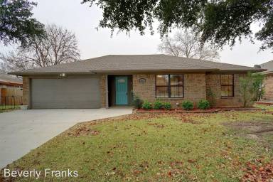 Main picture of 405 Indian Crest Dr
