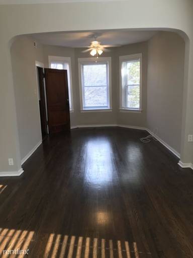 Main picture of 2930 N Sacramento Ave