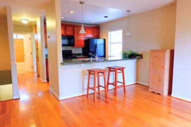 Main picture of 4046 Iowa St