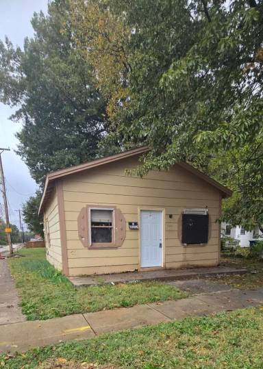 Main picture of 1301 N Rogers Ave