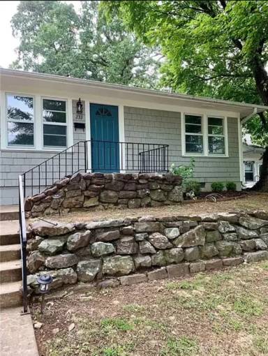 Main picture of 233 W Louise St