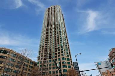 Main picture of 400 N La Salle Dr