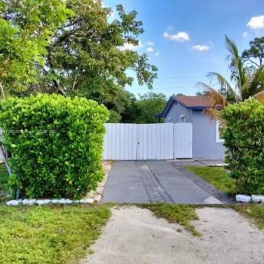 Main picture of 1378 SW 26th Ave