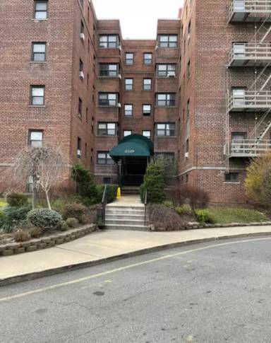 Main picture of 2329 Hudson Ter