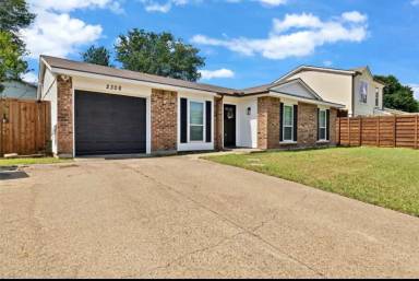 Main picture of 2308 Foxcroft Ln