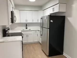 Main picture of 72 W 25th St