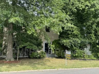 Main picture of 4 Hawthorne Dr