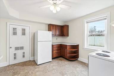 Main picture of 100 E 8th St