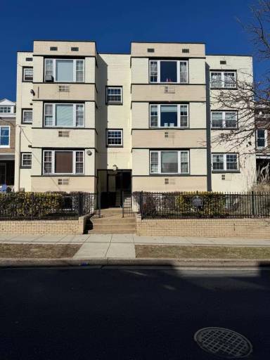 Main picture of 723 Longfellow St NW