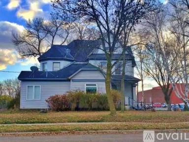 Main picture of 364 Maple St N