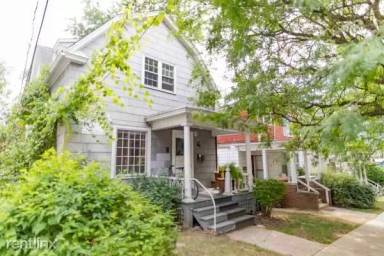 Main picture of 308 E Madison St