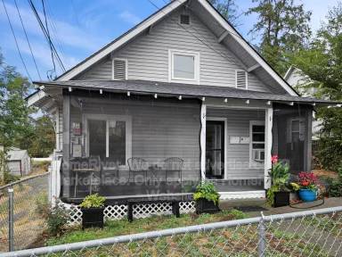 Main picture of 1719 N Elm St