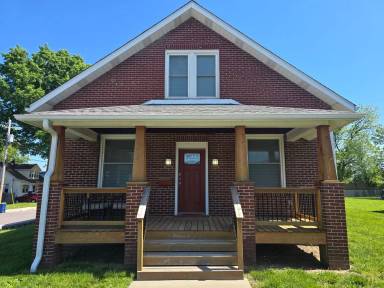 Main picture of 715 W 2nd St