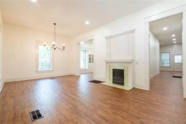 Main picture of 1605 S Main St