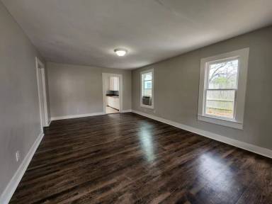 Main picture of 902 E 15th St