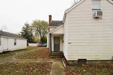 Main picture of 1811 1/2 W Adams St