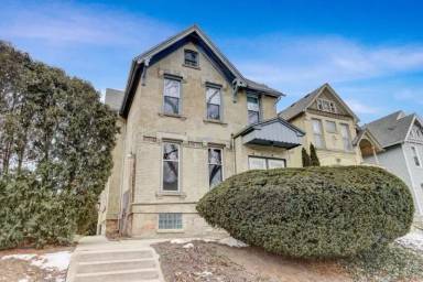Main picture of 1679 N Cass St