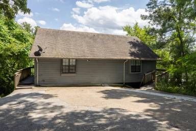 Main picture of 34 Woodlawn Dr