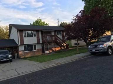 Main picture of 335 NW Robert St