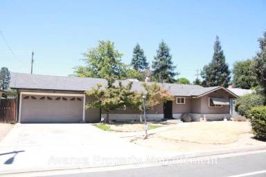Main picture of 5677 N Millbrook Ave