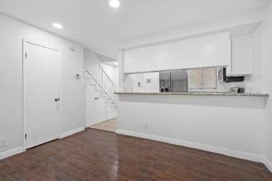 Main picture of 21219 Roscoe Blvd