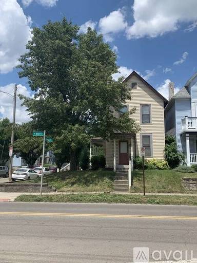 Main picture of 470 W 3rd Ave