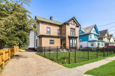 Main picture of 633 E 2nd St