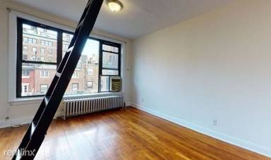 Main picture of 31 W 8th St