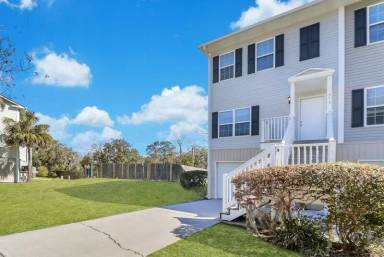 Main picture of 305 Laurel Oak Ln