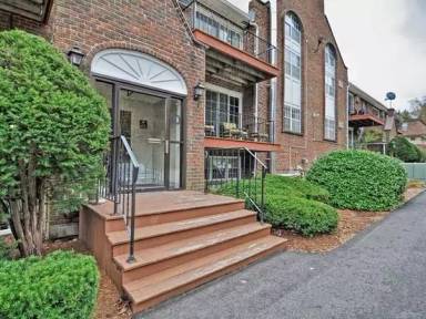 Main picture of 10 Williamsburg Ct