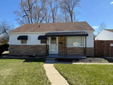 Main picture of 303 W Ainsworth St