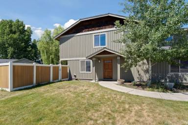 Main picture of 812 NE Oak Pl