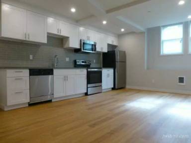 Main picture of 2 W Clay St