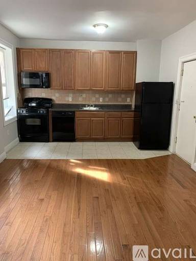 Main picture of 169 Manhattan Ave