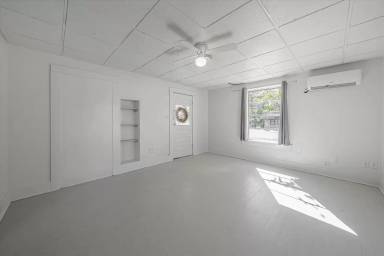 Main picture of 107 W 1st St