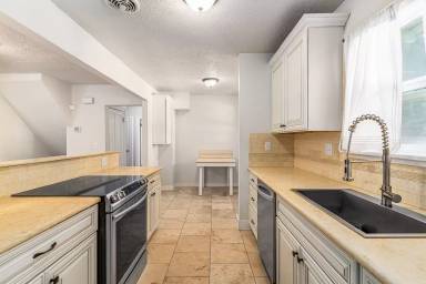 Main picture of 2227 S Grand Blvd