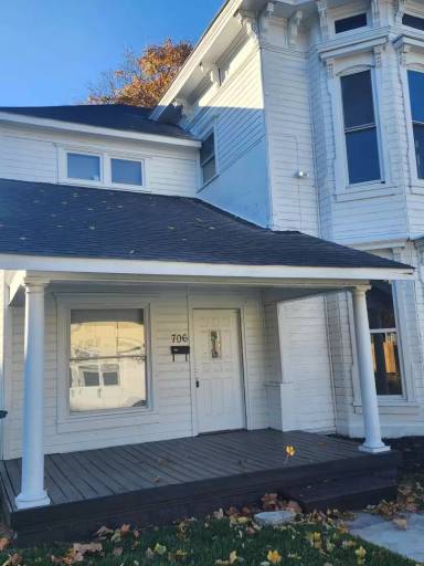 Main picture of 704 S Boots St