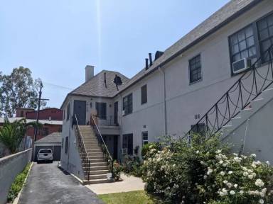 Main picture of 14720 1/2 Victory Blvd